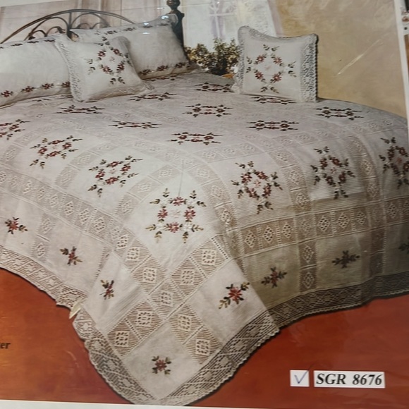 quilt, crocheted & embroidered, floral block pattern; bed cover, coverlet saloon - Picture 9 of 9